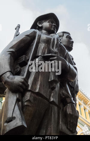 Communistes héroïques de la statue, la Poste centrale (Bưu điện Trung), Ho Chi Minh Ville, Viet Nam Banque D'Images