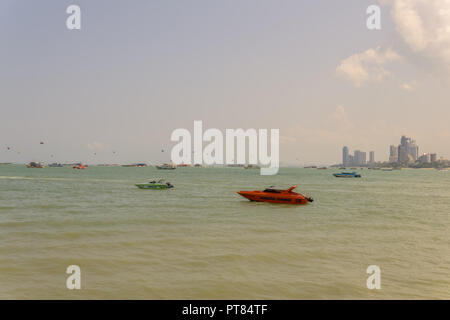 PATTAYA, THAÏLANDE - AVRIL 20,2018 : la plage les touristes vous détendre et nager et y louer des bateaux pour des excursions.Certains thaïs vendent des souvenirs,nourriture et boissons à Banque D'Images