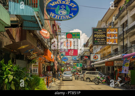 PATTAYA, THAÏLANDE - AVRIL 20,2018 : Soi 6 Dans cette rue a beaucoup de bars de divertissement pour adultes et quelques restaurants et magasins. Banque D'Images