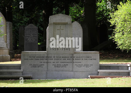 Un monument commémorant les deux guerres mondiales, construit dans le parc du cimetière à Édimbourg banque avenante Banque D'Images