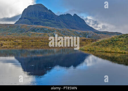 KIRKAIG SUILVEN ET RIVIÈRE SUTHERLAND EN ÉCOSSE RÉFLEXIONS DE LA MONTAGNE DANS LE Loch Fionn Banque D'Images