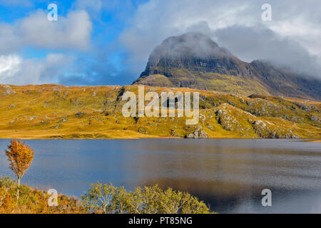 KIRKAIG SUILVEN ET RIVIÈRE SUTHERLAND EN ÉCOSSE SOLEIL SUR LE Loch Fionn et brume matinale DE LA MONTAGNE DE LEVAGE Banque D'Images