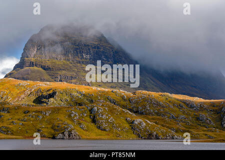 KIRKAIG SUILVEN ET RIVIÈRE SUTHERLAND EN ÉCOSSE SOLEIL SUR LE LOCH FIONN ET LOURDE BRUME SUR LE DÔME AN CAISTEAL LIATH Banque D'Images