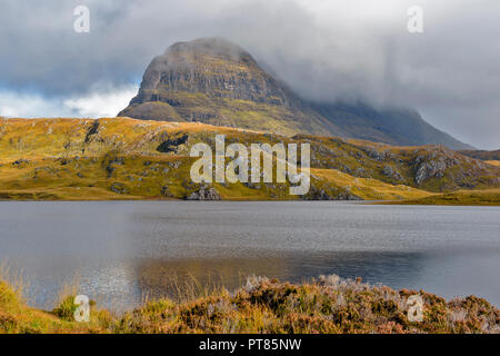 KIRKAIG SUILVEN ET RIVIÈRE SUTHERLAND EN ÉCOSSE SOLEIL SUR LE LOCH FIONN ET LA BRUME ET LA PLUIE SUR LA MONTAGNE DE COMPENSATION Banque D'Images