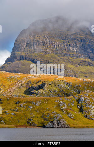 KIRKAIG SUILVEN ET RIVIÈRE SUTHERLAND EN ÉCOSSE SOLEIL SUR LE LOCH FIONN ET MIST CLEARING SUR LE DÔME AN CAISTEAL LIATH Banque D'Images