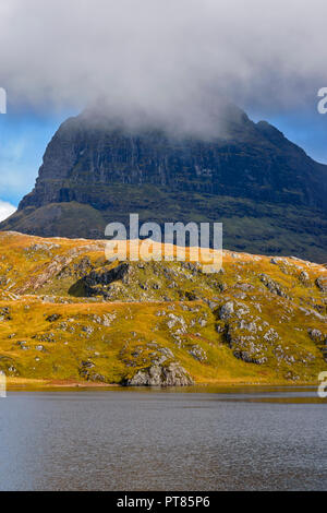 KIRKAIG SUILVEN ET RIVIÈRE SUTHERLAND EN ÉCOSSE LOCH FIONN SUR SOLEIL ET BRUME SUR LE DÔME AN CAISTEAL LIATH Banque D'Images