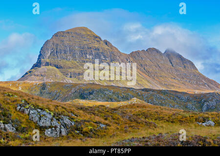 KIRKAIG SUILVEN ET RIVIÈRE SUTHERLAND ECOSSE LA MONTAGNE SUR UNE JOURNÉE D'AUTOMNE Banque D'Images