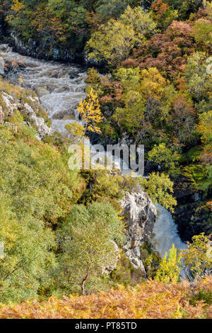 KIRKAIG SUILVEN ET RIVIÈRE SUTHERLAND ECOSSE LA CASCADE OU CHUTES DE KIRKAIG EN AUTOMNE Banque D'Images