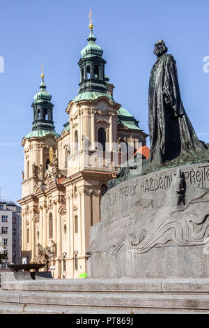 Statue de Jean Huss. Prêtre catholique tchèque, réformateur de l'église, l'église St Nicolas, Place de la Vieille Ville Prague, République Tchèque Banque D'Images