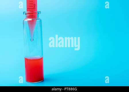 L'équipement médical. Test de sang.Pipetter ajout de liquide à l'une des éprouvettes. Sur un fond bleu. Banque D'Images