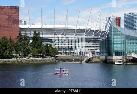 Aquabus en face du BC Place Stadium, False Creek, Vancouver, Canada Banque D'Images