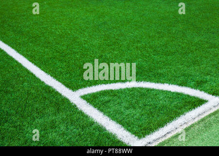 Terrain de football avec un terrain en gazon artificiel, marquage d'angle blanc Banque D'Images