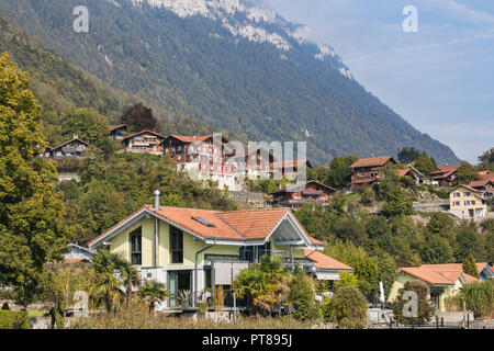 Vue depuis le lac de Brienz à l'architecture suisse, près d'Interlaken Banque D'Images