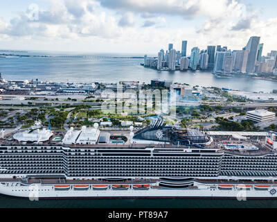 Vue aérienne de bord de navire de croisière MSC super à Miami, Floride Banque D'Images