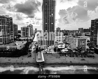 Vue aérienne de la Miami, Floride, USA comme vu de la mer. En noir et blanc Banque D'Images