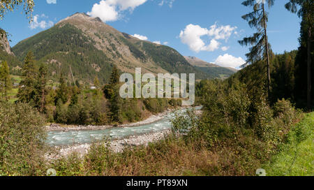 La rivière Inn, comme il s'écoule au-delà Susch (ou SUS) Zernez, commune française située dans le département de l'Inn, dans le canton suisse des Grisons. Autorisation modèle disponible Banque D'Images