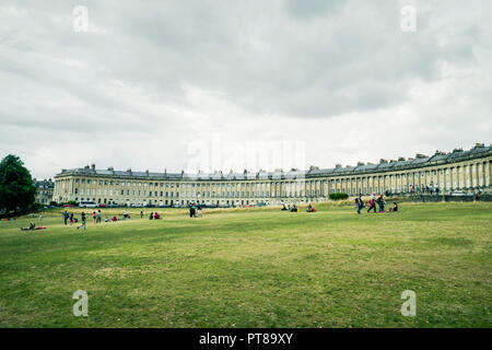 Le Royal Crescent de Royal Victoria Park, Bath, Somerset, Angleterre, Royaume-Uni. Banque D'Images