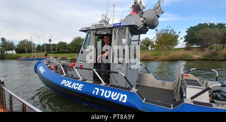 Bateau de la police israélienne dans le fleuve Kishon, Haïfa, Israël Banque D'Images