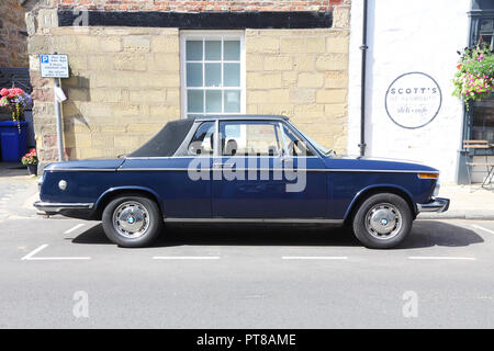 02 BMW Cabriolet voiture classique dans le pittoresque village de Blackpool, Lancashire, Angleterre Banque D'Images