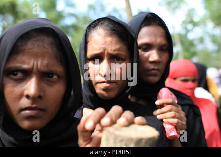 Cox's Bazar, le Bangladesh : des réfugiés Rohingya les femmes attendent de l'aide dans un camp de réfugiés à Ukhia à Cox's Bazar, le Bangladesh le 24 septembre 2017. Le monde plus grand camp de réfugiés au Bangladesh où plus d'un million de personnes vivent dans des Rohingyas et bambou et feuille de bâche. Plus d'un demi-million de réfugiés Rohingyas de l'État de Rakhine au Myanmar, ont fui au Bangladesh depuis août 25, 2017 D'après l'ONU. © Asad Rehman/Alamy Stock Photo Banque D'Images