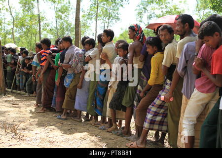 Cox's Bazar, le Bangladesh : réfugiés rohingyas attendre de l'aide dans un camp de réfugiés à Ukhia à Cox's Bazar, le Bangladesh le 24 septembre 2017. Le monde plus grand camp de réfugiés au Bangladesh où plus d'un million de personnes vivent dans des Rohingyas et bambou et feuille de bâche. Plus d'un demi-million de réfugiés Rohingyas de l'État de Rakhine au Myanmar, ont fui au Bangladesh depuis août 25, 2017 D'après l'ONU. © Asad Rehman/Alamy Stock Photo Banque D'Images