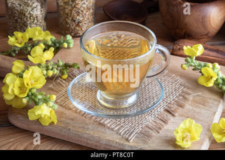 Une tasse de thé de fines herbes avec des fleurs de Molène Banque D'Images