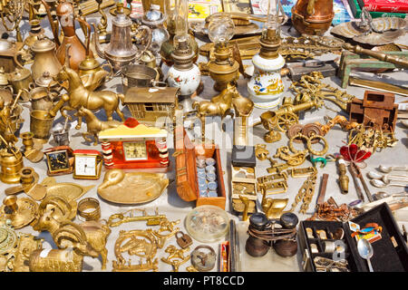 Lviv, Ukraine - le 10 juillet 2015 : diverses choses faites de métaux jaunes en vente sur un marché aux puces. Figurines décoratives, pièces de monnaie, de lampes et d'autres vieux et vi Banque D'Images