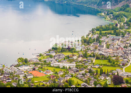 Vue sur village alpin de St Gilgen et lac de montagne Plomberg Wolfgangsee Banque D'Images