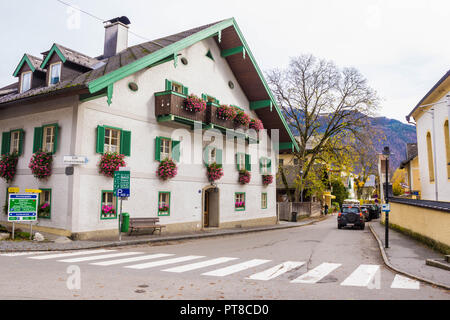 St.Gilgen, Autriche - 25 octobre 2017 : Austrian alpine village St.Gilgen sur le lac Wolfgangsee. Vue d'une rue avec une maison de ferme typique autrichien et Banque D'Images