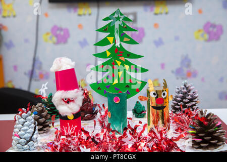 Père Noël en papier . sapin en papier . visage de Père Noël, l'air si mignon que fabriqué à partir de papiers autocollants et tirer décoration pour Noël, vue de dessus de sapins . Banque D'Images