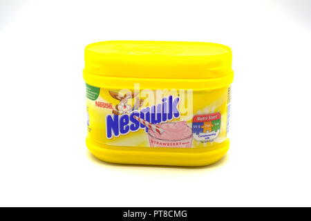 Largs, Ecosse, UK - 04 octobre, 2018 Marque : Nestle Nesquik Boisson Lait à la Fraise dans une boîte en plastique recyclable et contenant en ligne avec UK g Banque D'Images