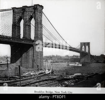 Une fin du xixe ou début xxe siècle photographie noir et blanc du pont de Brooklyn à New York, USA. Banque D'Images