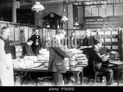 Au début du vingtième siècle photographie montrant les hommes qui travaillent dans un bureau quelque part en Angleterre. Banque D'Images