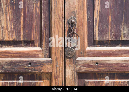 Claquement métallique bouton sur la porte en bois libre Banque D'Images