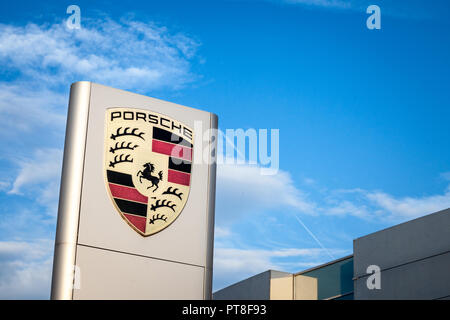 BELGRADE, SERBIE - Octobre 7, 2018 : logo Porsche sur leur principal magasin concessionnaire à Belgrade. Porsche est un constructeur automobile et voiture allemande, spec Banque D'Images
