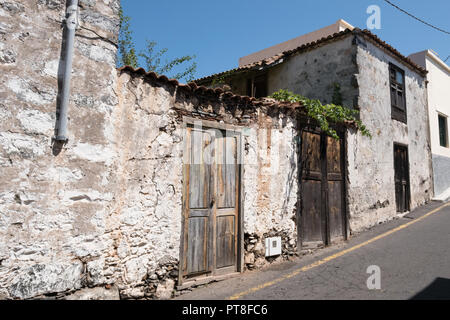 Vieille maison avec porte en bois patiné et de façade dans village rural Banque D'Images