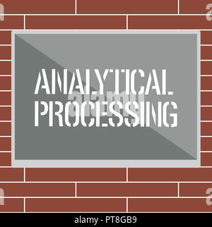 Texte de l'écriture de traitement analytique par écrit. Sens Concept visualiser facilement écrire des rapports de l'exploration des données et de la découverte. Banque D'Images