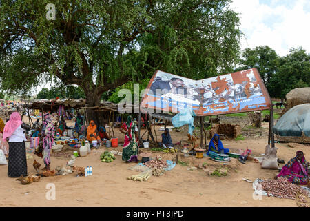 Tchadien, Goz Beida, marché, image pourrie du président Idriss Déby Itno, Turkmenistan / Goz Beida, haengendes schaebiges Markt, durch Bild von Prasesident Idriss Déby Itno Banque D'Images