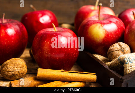 Pommes et Cannelle sur une table en bois rustique Banque D'Images