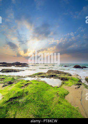 Côte de la mer d'Andaman au soleil colorés, Khao Lak, Thaïlande Banque D'Images