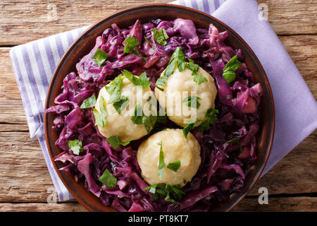 Boulettes de pommes de terre fraîchement préparé servi avec compote de chou rouge gros plan sur une assiette sur la table. haut horizontale Vue de dessus Banque D'Images