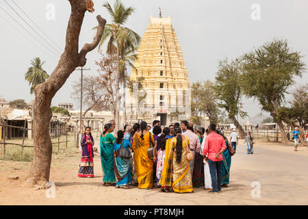 Groupe de touristes indiens près du temple de Virupaksha Sri, Hampi, Inde Banque D'Images