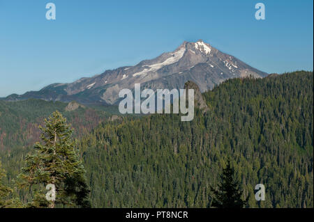 Oregon's Mount Jefferson et un bouchon volcanique nommé Spire Rock, vu depuis un point de vue près de Outerson montagne près de Idanha, Oregon Banque D'Images