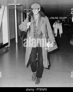 L'acteur américain Anthony Perkins arrivant à l'aéroport de Heathrow en 1984. Banque D'Images