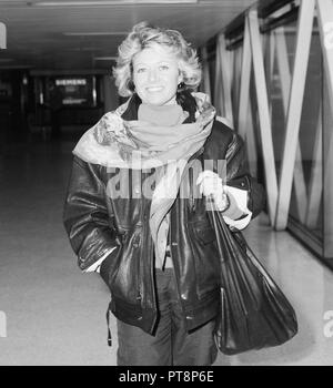 L'actrice britannique Elaine Paige arrivant à l'aéroport de Heathrow en 1985 Banque D'Images