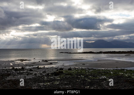 Rayons de soleil sur les montagnes de Mourne vu de Rossglass Beach, comté de Down, Irlande du Nord. Banque D'Images