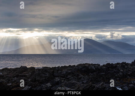 Rayons crépusculaires débordant sur les montagnes de Mourne vu de St John's Point, comté de Down, Irlande du Nord. Banque D'Images