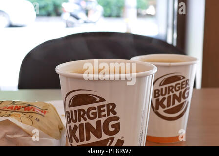 Taipei, Taiwan - le 17 août 2018 : Motion de café chaud avec de la vapeur sur le fast-food Burger King Banque D'Images