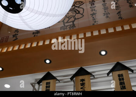 Taipei, Taiwan - le 25 août 2018 : Proposition de la décoration ball lanterne en papier sur le toit à l'intérieur d'un restaurant japonais à Taiwan Banque D'Images