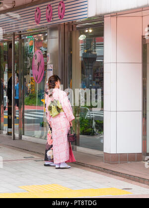 Tokyo, Japon. 11 septembre, 2018. Young Girl wearing kimono japonais dans la rue d'Asakusa. Banque D'Images